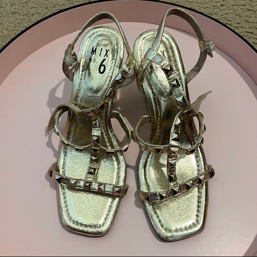 Mix No. 6 Noreen gold wedge sandals size 7.5